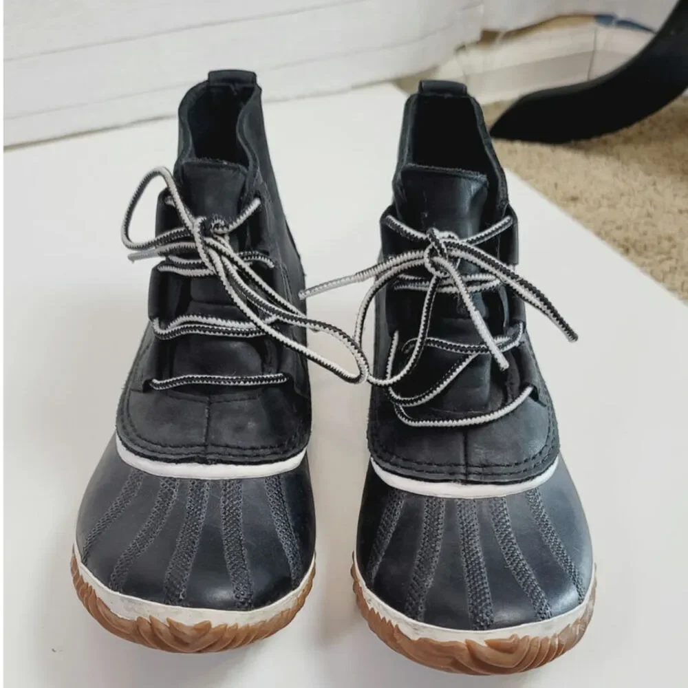SOREL OUT & ABOUT DUCK WATERPROOF ANKLE BOOTS IN BLACK, SZ 9.5